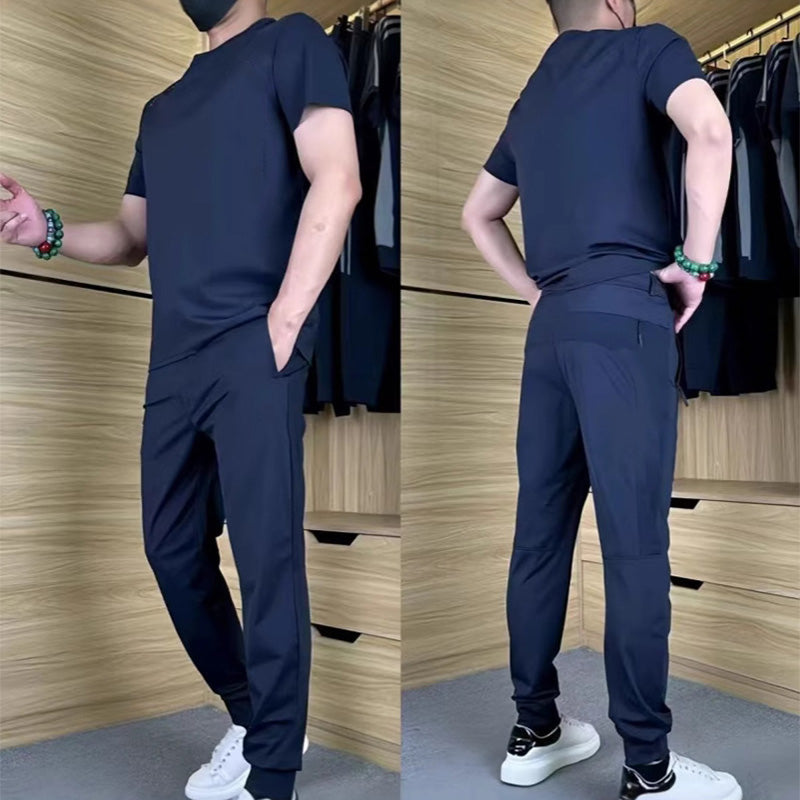 đLĂ€ssiges Stretch-Set fĂŒr Herren aus Eisseide mit T-Shirt und Hose
