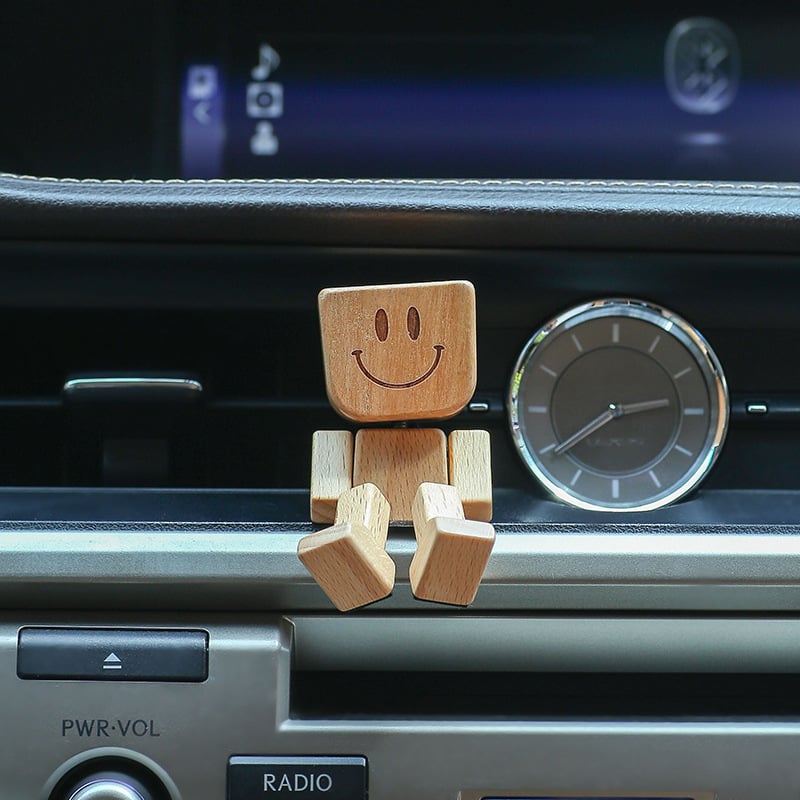 đWippendes HolzmĂ€nnchen Mit WohlfĂŒhl-LĂ€cheln â Kreatives Auto-Duftaccessoire