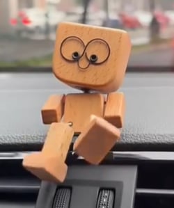 đWippendes HolzmĂ€nnchen Mit WohlfĂŒhl-LĂ€cheln â Kreatives Auto-Duftaccessoire