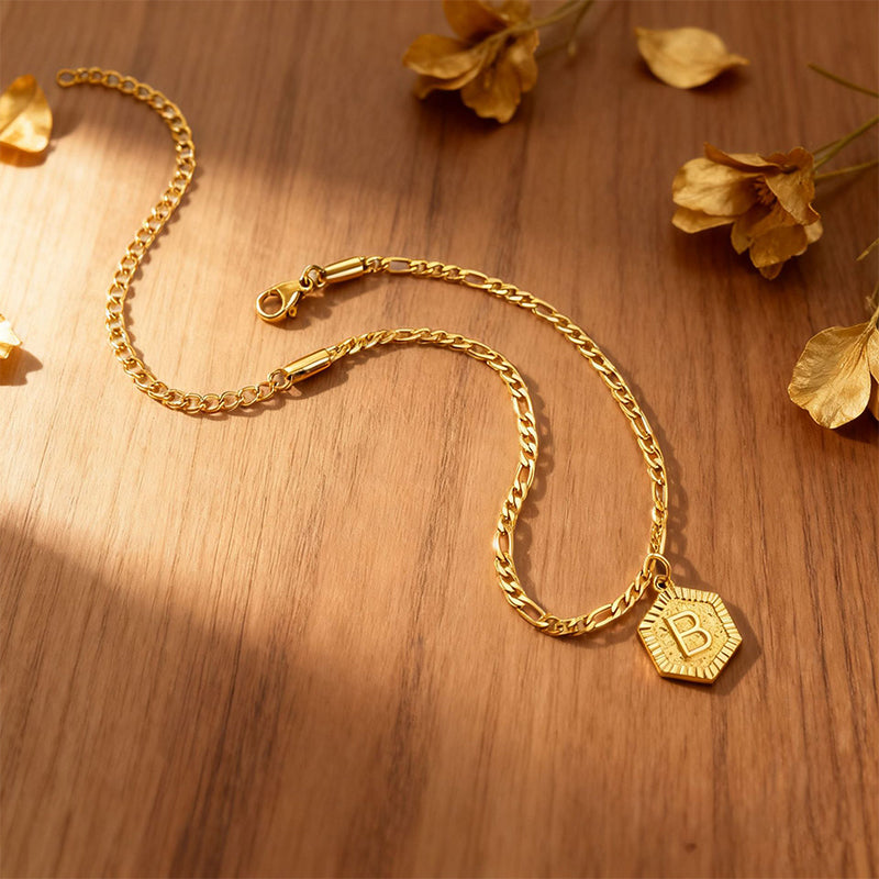 ✨ Damen Fußkette mit Initiale 💛 Goldfarbene Figaro-Kette im Minimalistischen Stil