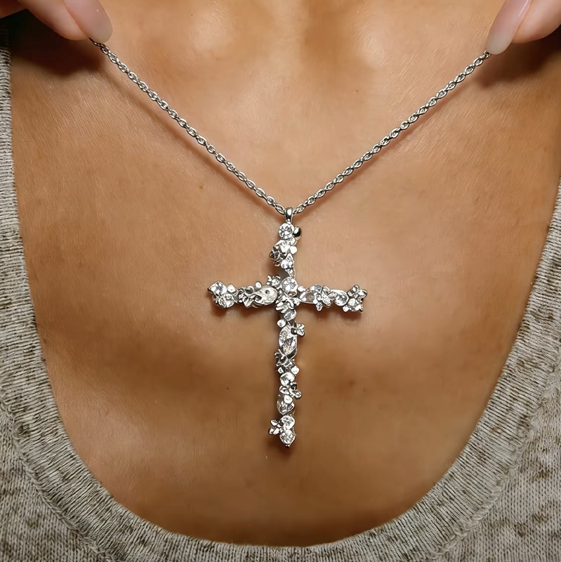 đ NUR FĂR KURZE ZEIT 50% RABATT! âď¸ Strahlende Kreuz-Halskette â Gedrehte Kette, BlĂźtenglänzen & Kubischer Zirkonia-Brillanz â¨
