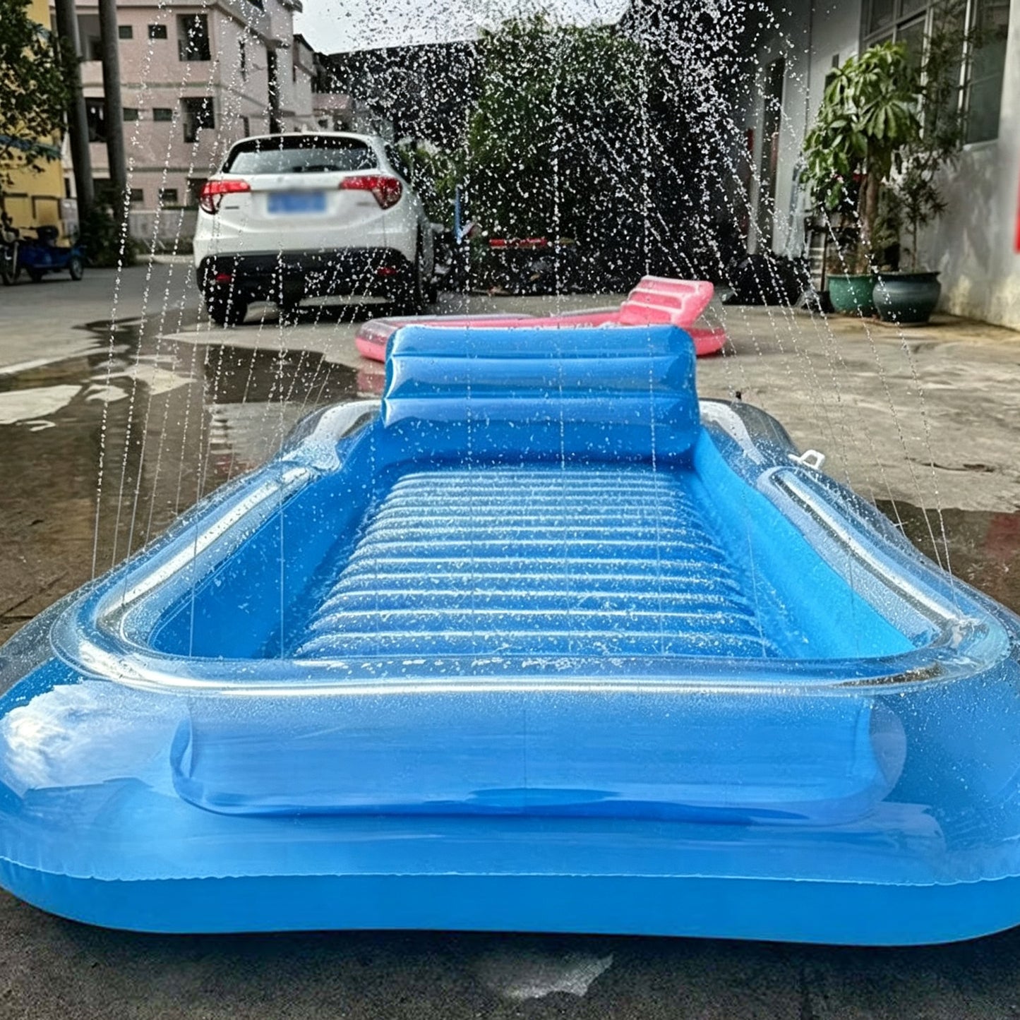 🥳 2026 HEISSER VERKAUF 🥳 💞 50K+ VERKAUFT! 😎 💦 50% RABATT! Aufblasbare Bräu-Liege – Automatische Sprühkühlung, abnehmbares Kissen, Getränkehalter, Sicherheitsgriffe. Für 2 Erwachsene (158 kg). Ideal für Garten & Strand! 🏖️ 🌞