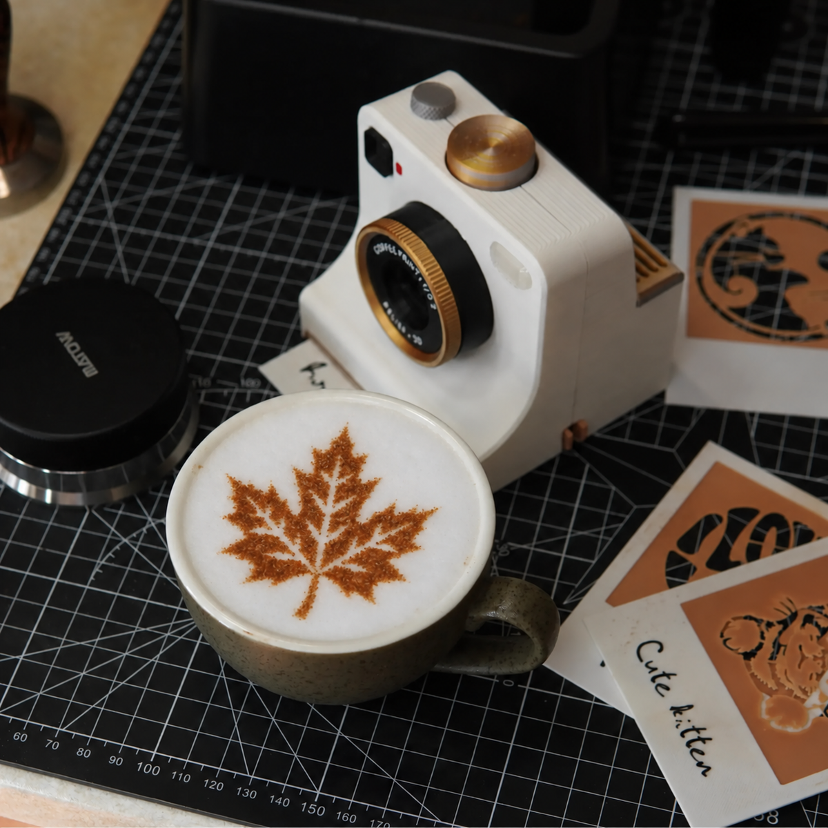 🎃Halloween-Angebot: 50 % Rabatt!🔥Retro-Kaffee-Kunstkamera – Mechanischer Latte-Schablonendrucker
