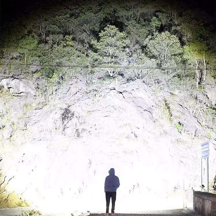 🔦 Superstarke Zoom-Taschenlampe – Wasserdicht und extrem hell für vielfältige Einsätze