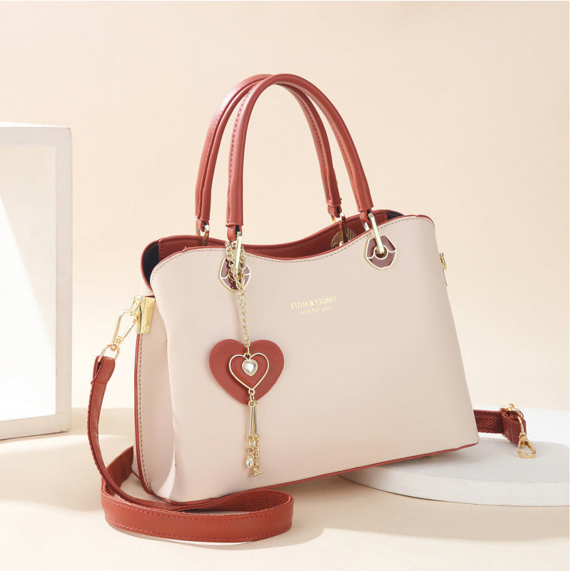 Elegante Damen-Tasche mit glänzendem Herzanhänger
