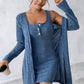 Kombination aus eng anliegendem Kleid und Strickjacke aus Rippstrick