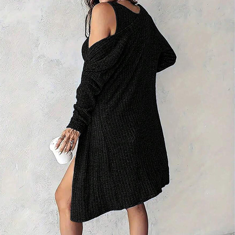 Kombination aus eng anliegendem Kleid und Strickjacke aus Rippstrick