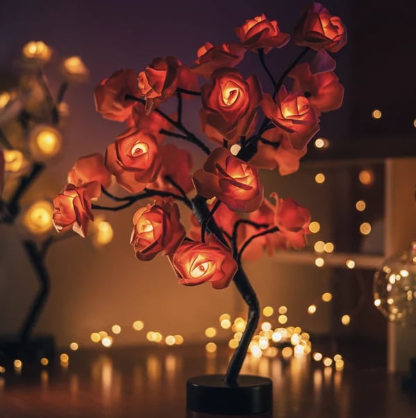 🌹 50% RABATT! 🌳 Rosenblüten-Design Baum Nachtlicht – Magische Atmosphäre, Energieeffiziente LEDs & Beruhigende Schlafzimmer-Dekoration ✨