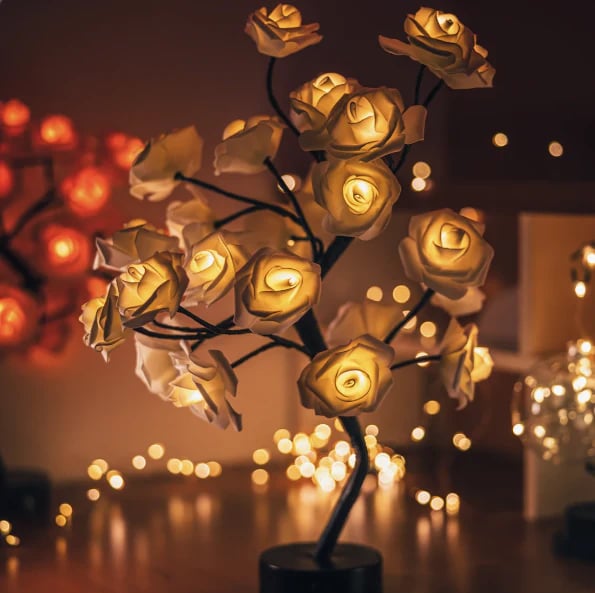🌹 50% RABATT! 🌳 Rosenblüten-Design Baum Nachtlicht – Magische Atmosphäre, Energieeffiziente LEDs & Beruhigende Schlafzimmer-Dekoration ✨