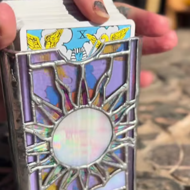 🌈🔮Mystical Iridescent Tarot-Deck-Halter – Handgefertigtes Glasfenster-Box mit schillerndem Regenbogenfinish und heiligem Anzeigefenster!