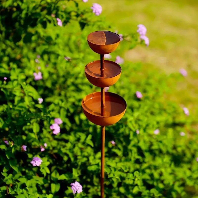 🐦🐦 50 % RABATT 🔥🔥 Rustikaler 3-stöckiger Metall-Vogelfutterständer & Tränke – wetterfest, standsicher, für Garten & Balkon – ideal für Vogelbegeisterte
