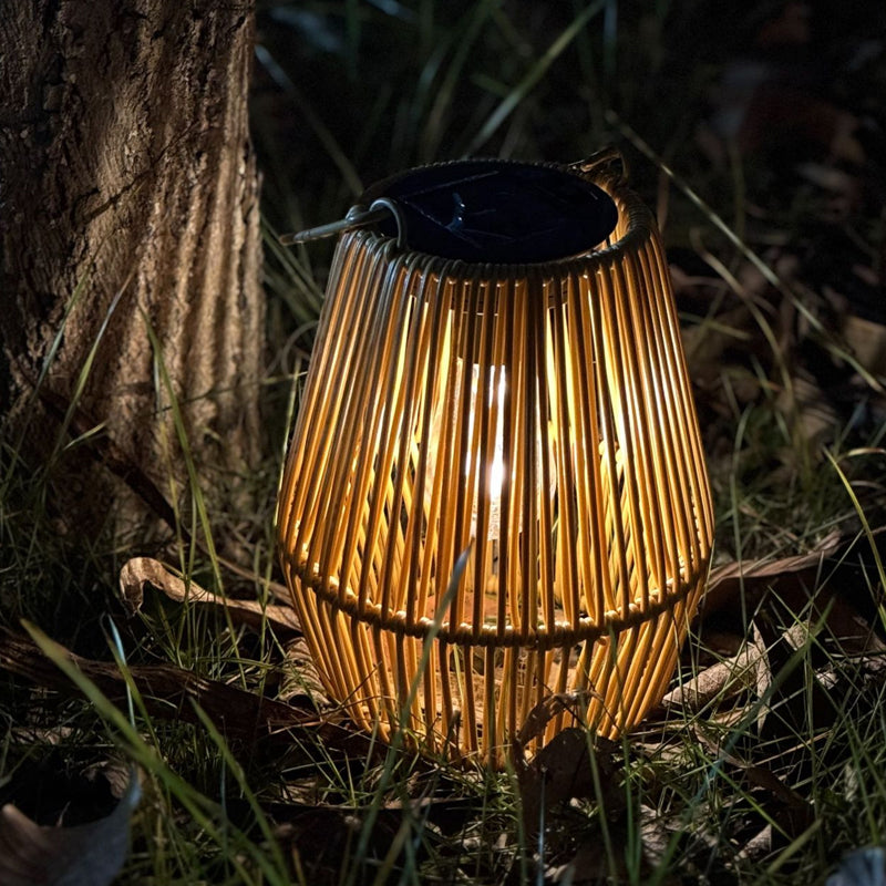 🏡🎋 50% RABATT! Solarbetätigte Rattan-Laterne – Wetterfest, automat. Ein/Aus & warmes Licht – Perfekt für Garten, Balkon & Terrasse ✨