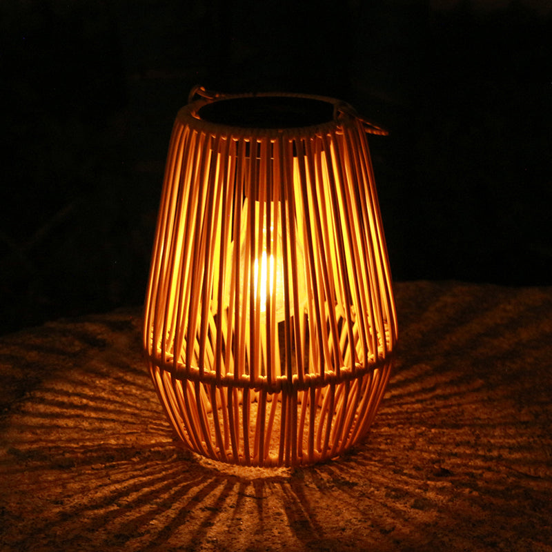 🏡🎋 50% RABATT! Solarbetätigte Rattan-Laterne – Wetterfest, automat. Ein/Aus & warmes Licht – Perfekt für Garten, Balkon & Terrasse ✨
