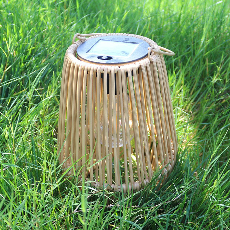 🏡🎋 50% RABATT! Solarbetätigte Rattan-Laterne – Wetterfest, automat. Ein/Aus & warmes Licht – Perfekt für Garten, Balkon & Terrasse ✨