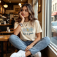 👕🌼 "Life is Good" T-Shirt mit Gänseblümchen-Muster – 50% RABATT! Lässig, atmungsaktiv & perfekt für Sommer, Stadt & gute Laune ☀️