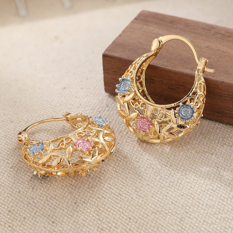 ✨Vergoldete Halbmond-Creolen mit Blumenemaille 🌙✨ Elegante Handarbeit mit femininem Design