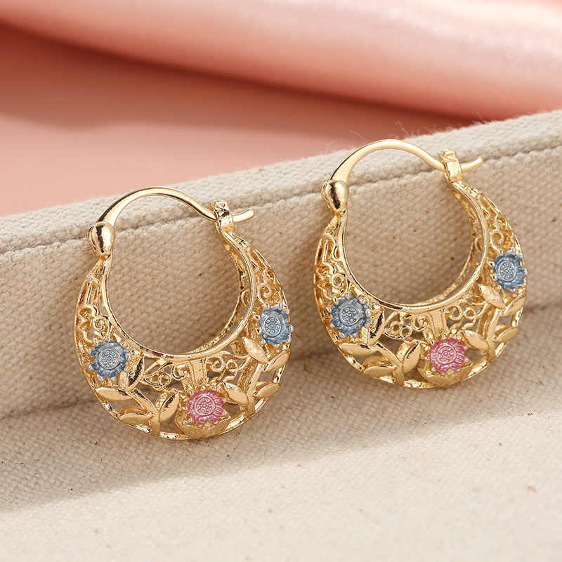✨Vergoldete Halbmond-Creolen mit Blumenemaille 🌙✨ Elegante Handarbeit mit femininem Design
