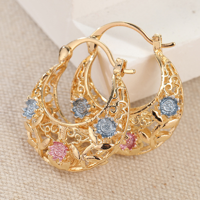 ✨Vergoldete Halbmond-Creolen mit Blumenemaille 🌙✨ Elegante Handarbeit mit femininem Design