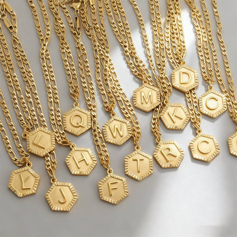 ✨ Damen Fußkette mit Initiale 💛 Goldfarbene Figaro-Kette im Minimalistischen Stil
