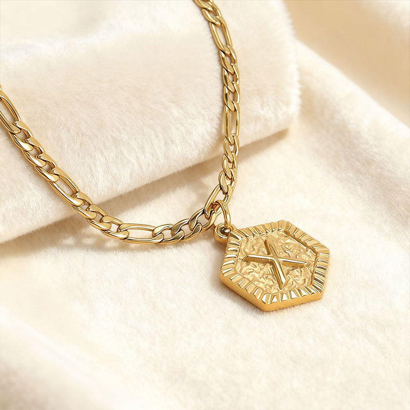 ✨ Damen Fußkette mit Initiale 💛 Goldfarbene Figaro-Kette im Minimalistischen Stil