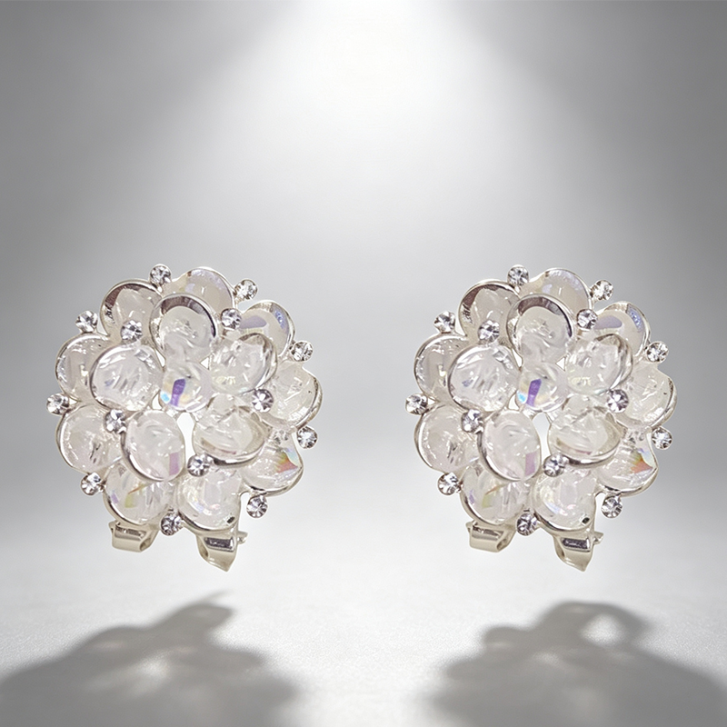 🌸💎 50% RABATT! Elegante Funkelnde Blumen-Ohrstecker – Zirkonia-Besatz, nickelfrei & zeitlos – Perfekt für Hochzeit, Abend & Alltag ✨