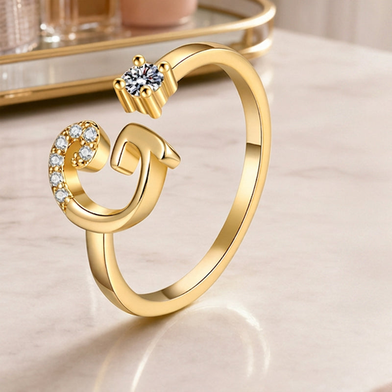 💍⏰ 50% RABATT – NUR FÜR KURZE ZEIT! Damen Ring mit Buchstaben – Funkelnde Zirkonia-Verzierung, verstellbare Größe & elegantes Design ✨