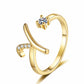 💍⏰ 50% RABATT – NUR FÜR KURZE ZEIT! Damen Ring mit Buchstaben – Funkelnde Zirkonia-Verzierung, verstellbare Größe & elegantes Design ✨