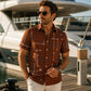 ☀️ 👔 Herren Geometrisches Muster Kurzarmhemd – Locker sitzend, weich & luftig – Perfekt für Urlaub & heiße Tage ✨