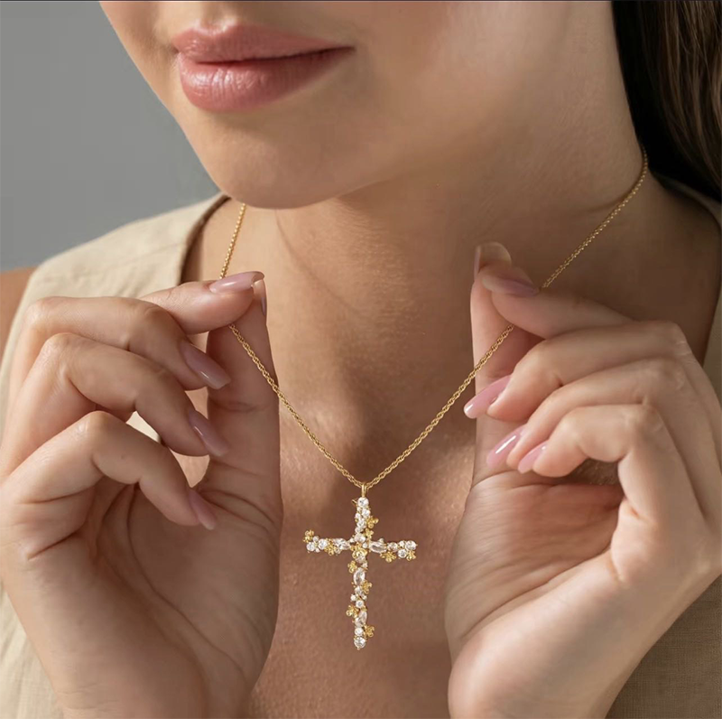 🎉 NUR FÜR KURZE ZEIT 50% RABATT! ✝️ Strahlende Kreuz-Halskette – Gedrehte Kette, Blütenglänzen & Kubischer Zirkonia-Brillanz ✨